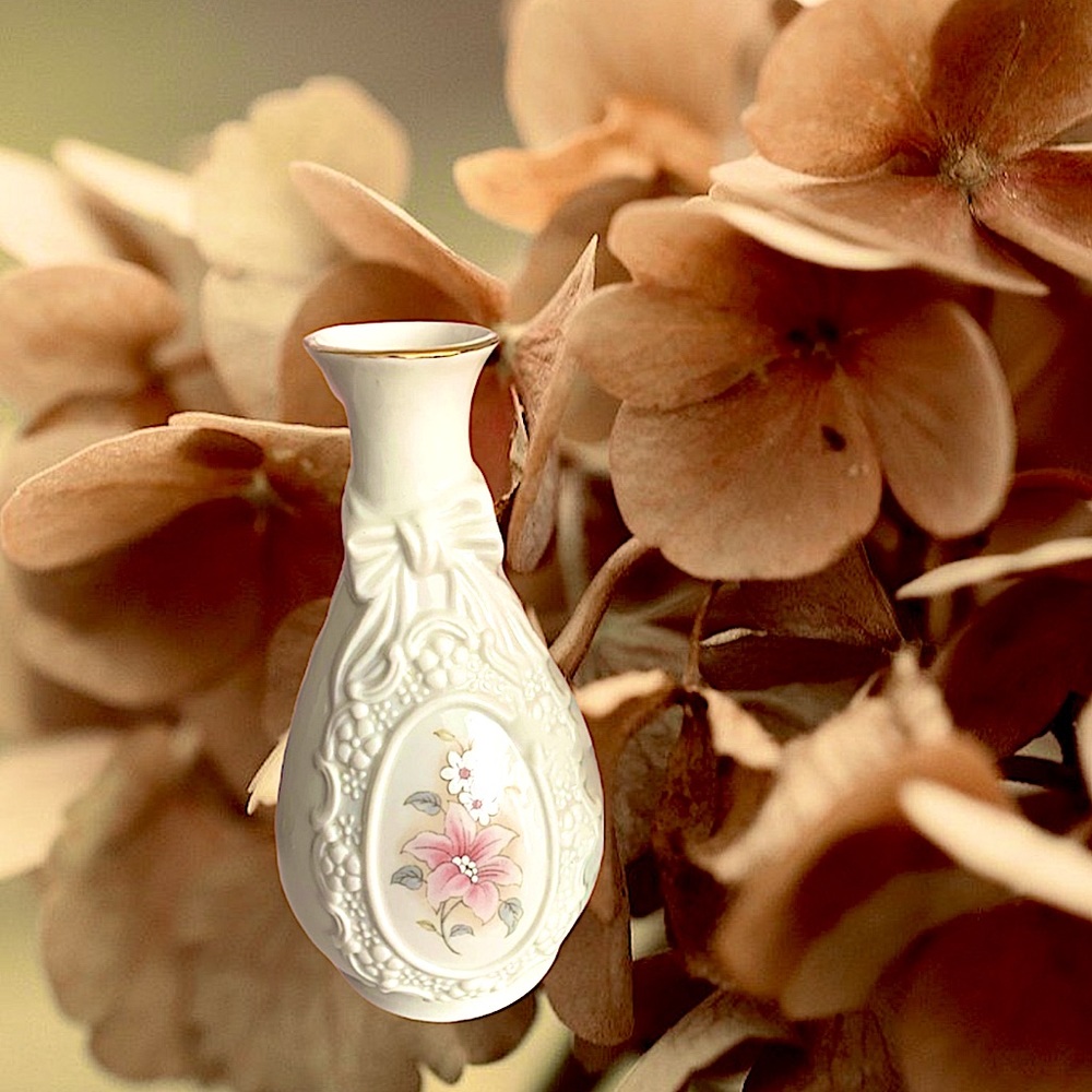 Vintage royal heritage collection Cameo ribbon vase